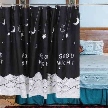 Двухъярусные кровати Шторы на окно в общежитии 2 шт.