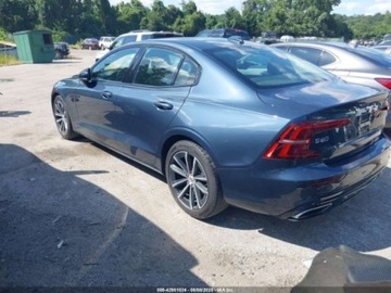 Volvo S60 III 2022 Volvo S60 B5 Momentum 2022 2.0l 2.0 Benzyna 247KM, zdjęcie 2