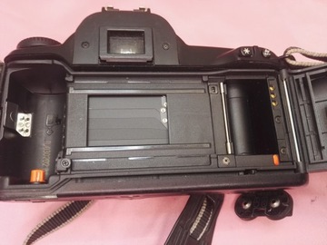 старая аналоговая зеркальная камера CANON EOS 3000, детали корпуса