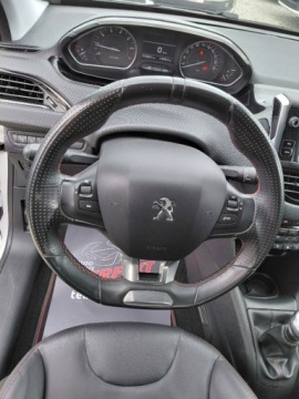 Peugeot 208 I Hatchback 5d Facelifting 1.2 PureTech 110KM 2016 Peugeot 208 GT Line Kamera Klimatronik PDC Sensor Alu 1.2 Benzyna 110KM, zdjęcie 12