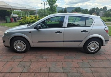 Opel Astra J Hatchback 5d 1.6 Twinport ECOTEC 115KM 2009 Opel Astra Ladny stan 1.6 Benzyna 115KM, zdjęcie 2