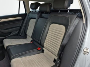 Volkswagen Passat B8 Variant 1.8 TSI BlueMotion Technology 180KM 2015 Volkswagen Passat Variant Salon PL Highline el.klapa Full led MatrixDSGMod, zdjęcie 13