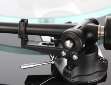 Проигрыватель проигрывателя Rega Planar 3, черный глянцевый