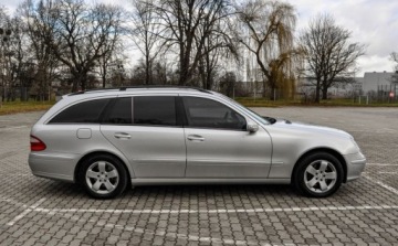 Mercedes Klasa E W211 Kombi S211 3.5 4Matic 272KM 2005 Mercedes-Benz Klasa E 3,5 (272KM) 4-Matic 3.5 Benzyna 272KM, zdjęcie 4