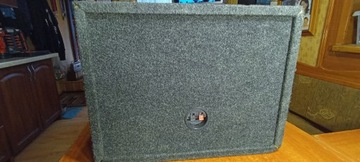 Мощный автомобильный сабвуфер с оргстеклом.