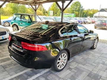 Jaguar XE Sedan 2.0 i4 180KM 2016 Jaguar XE Zadbany Automat 2.0 Diesel 180KM, zdjęcie 2