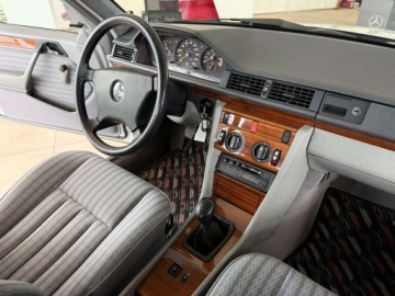 Mercedes W124 Sedan 2.0 118KM 1991 Mercedes-Benz W124 (1984-1993) 2.0 Benzyna 118KM, zdjęcie 37