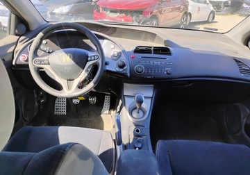 Honda Civic VIII Hatchback 3d 2.2 i-CTDi 140KM 2007 Honda Civic 2007r, 2.2 CDTI. Delikatnie przetarty prawy bok. Jezdzi. 2.2, zdjęcie 5