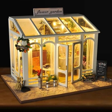 Деревянный кукольный домик для