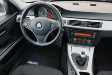 BMW Seria 3 E90-91-92-93 Touring E91 2.0 318d 143KM 2011 BMW 3 318 d, Xenon, Klima, Klimatronic, Tempomat, zdjęcie 6