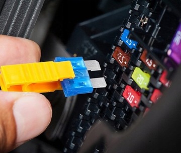 КОМПЛЕКТ АВТОМОБИЛЬНЫХ ПРЕДОХРАНИТЕЛЕЙ 180 ЭЛ. ОБРАЗЕЦ 2А-40А+