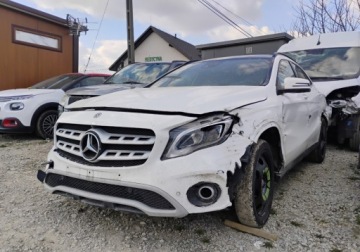 Mercedes GLA I 2017 Mercedes-Benz GLA 122017r, 1.6 Benzyna. AUTOMAT. Uszkodzone boki. Pali.