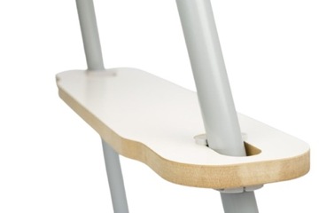Регулируемая подножка для стула IKEA Antilop, параллельная земле.