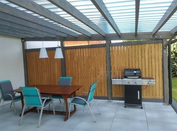 Деревянная крыша террасы Качественная пергола из клееного дерева и стекла.