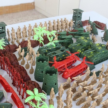 Набор военных солдат с танками и самолетами