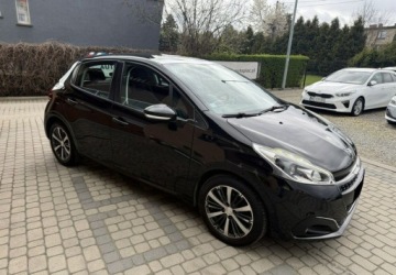 Peugeot 208 I Hatchback 5d Facelifting 1.2 PureTech 82KM 2017 Peugeot 208 1,2 82KM Klimatronik Navi Kamera CarPlay 1.2 Benzyna 82KM, zdjęcie 3