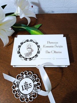 Подарок на алтарь копилки и Святое Причастие