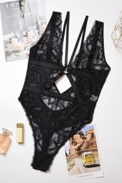 Сексуальное кружевное боди черного цвета с декором 111k
