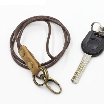 Брелок, кожаный ремешок на шею со шнурком.