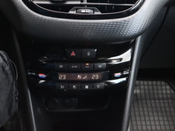 Peugeot 2008 I SUV Facelifting 1.2 PureTech 82KM 2018 Peugeot 2008 1.2 PureTech, Salon Polska, Navi, zdjęcie 16