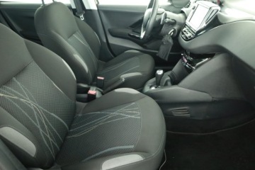 Peugeot 208 I Hatchback 3d 1.2 e-VTi 82KM 2014 Peugeot 208 1.2 PureTech, Salon Polska, zdjęcie 6