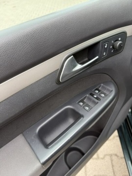 Volkswagen Touran I 1.9 TDI 105KM 2010 Volkswagen Touran 1,9 tdi autamat DSG ładny, zdjęcie 7