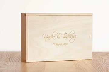 Коробка с гравировкой для фотографий 18х23 на флешке.