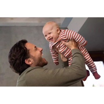 Бутылочка AVENT Natural Response с антиколиковой крышкой.