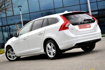 Volvo V60 I Kombi Facelifting 2.0 D2 DRIVE-E 120KM 2017 Volvo V60 LiFT Biała Perła 2,0 Diesel Ledy Navi, zdjęcie 1