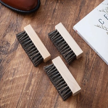 Щетка для обуви с деревянной ручкой и конским волосом.