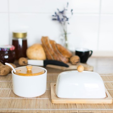 ЭЛЕГАНТНАЯ БЕЛАЯ ФАРФОРОВАЯ МАСЛЕНКА