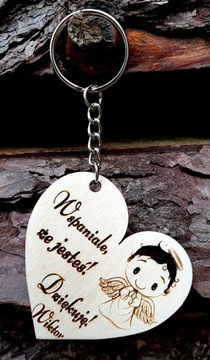 Гость благодарит брелок для причастия и крещения