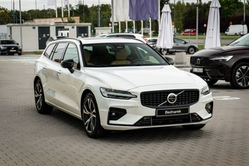 Volvo V60 II  Kombi Facelifting 2.0 B4 B 197KM 2025 Volvo V60 Ultra Dark B4 Mild hybrid Benzyna 197+14, zdjęcie 4