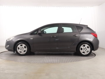 Opel Astra J Hatchback 5d 1.4 Twinport ECOTEC 100KM 2010 Opel Astra 1.4 16V, GAZ, Klima, Parktronic, zdjęcie 2
