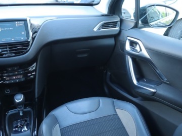Peugeot 2008 I SUV Facelifting 1.2 PureTech 110KM 2019 Peugeot 2008 1.2 PureTech, Salon Polska, zdjęcie 7