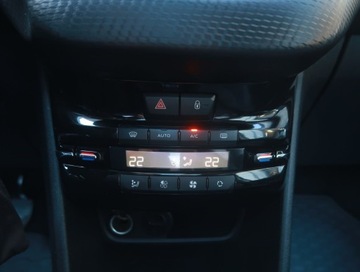 Peugeot 2008 I SUV Facelifting 1.2 PureTech 110KM 2017 Peugeot 2008 1.2 PureTech, Salon Polska, Skóra, zdjęcie 12