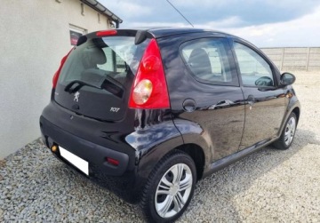 Peugeot 107 Hatchback 5d 1.0 12V 68KM 2010 Peugeot 107 Miejskie Auto 1.0 Benzyna ZADBANE Niski Przebieg SERWIS Black, zdjęcie 3