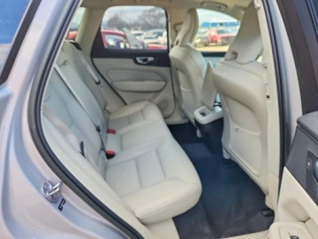 Volvo XC60 II 2023 Volvo XC 60 Plus 2023 2.0 Benzyna 247KM, zdjęcie 11