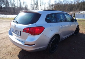 Opel Astra J Sports Tourer 2.0 CDTI ECOTEC 160KM 2011 Opel Astra 2.0diesel,automat,alu,zarejest 2.0 Diesel 160KM, zdjęcie 2