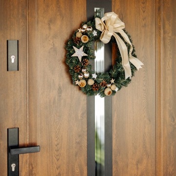 Венок Рождественское украшение украшено бежевой дверью, столом, стеной 35см