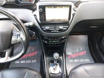 Peugeot 2008 I SUV Facelifting 1.2 PureTech 110KM 2018 Peugeot 2008 Automat Klimatronik Nawigacja 1.2 Benzyna 110KM, zdjęcie 18