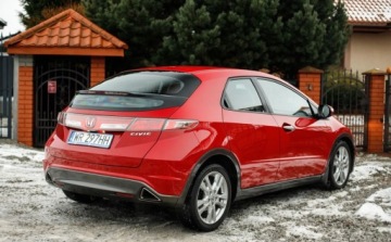 Honda Civic VIII Hatchback 3d 1.8 i-VTEC 140KM 2011 Honda Civic 1.8 i-VTEC 140KM benzyna niski przebieg PDC Climatronic welur, zdjęcie 4