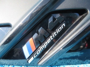 ЗНАК НА КРЫЛЕ BMW M4 COMPETITION, НАПИСНАЯ КЛАПАНКА