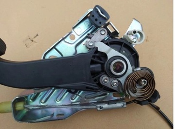 PEDAŁ HAMULCA RĘCZNEGO MERCEDES W212 W204 CLS GLK