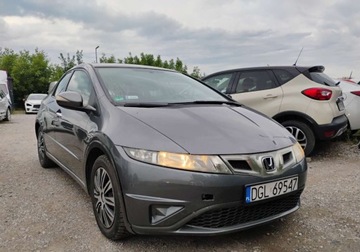 Honda Civic VIII Hatchback 3d 1.4 i-VTEC 100KM 2009 Honda Civic 2009r, 1.4 Benzyna. Lekko uszkodzony lewy bok. Jezdzi. 1.3