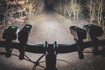 ПЕРЕДНЯЯ ВЕЛОСИПЕДНАЯ ЛАМПА 5xLED PRO ВЕЛОСИПЕДНОЕ ОСВЕЩЕНИЕ POWERBANK USB VAYOX