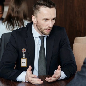Teleskopowy uchwyt na identyfikator pielęgniarki