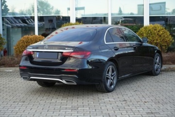 Mercedes Klasa E W213 Limuzyna Facelifting 2.0 E220d 194KM 2021 Mercedes-Benz Klasa E 4Matic Kamera Czujniki park Tempomat Asyst. mart, zdjęcie 3