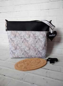 Просторная сумка-органайзер для мамы в коляске с перьями.