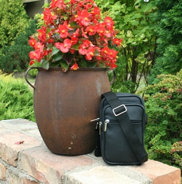 Torba skórzana męska na ramię czarna mała listonoszka polska produkcja